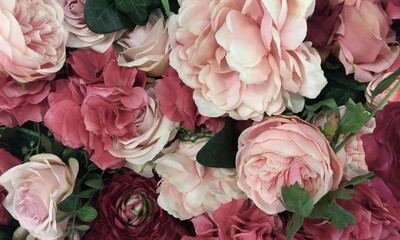 Elegant pattern with large pink and red roses, suitable for stationery paper or fabric printing. Trendy spring, summer print dress pattern. Beautiful motif