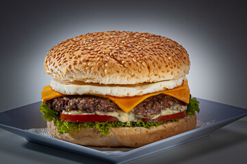 Tradicional Cheeseburger Salada com ovo