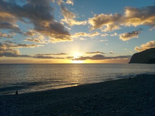 Fototapeta premium natureza, ar livre, paisagem, montanha, verde, azul, céu, nuvens, mar, oceano, onda, floresta, árvores, água, paz, paraíso, relaxamento, viagem, portugal, madeira, ilha da madeira
