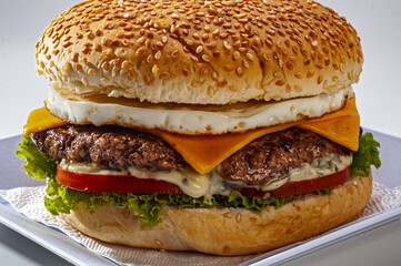 Tradicional Cheeseburger Salada com ovo