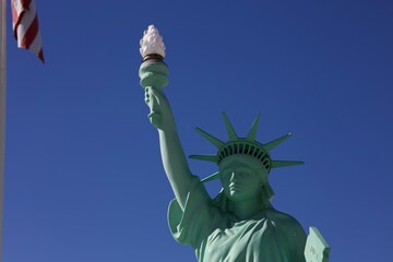 Fototapeta premium statue of liberty with the American flag