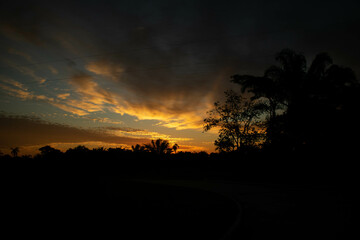 Amanecer colorido campestre y a contra luz