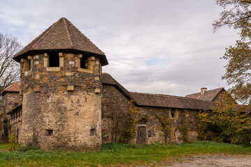 widok na zabudowania gospodarcze w średniowiecznym zamku