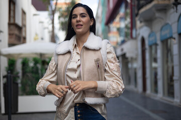 Obraz premium Influencer flaunting stylish winter fashion while exploring a bustling city center