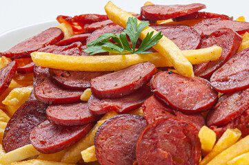 Porção de calabresa com batata frita