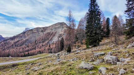 Obraz premium Scenic autumn view of the Dolomite mountains, capturing nature's beauty and adventure, ideal for travel and outdoor exploration themes