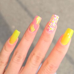 Manicure with daisies. The hand of a girl
