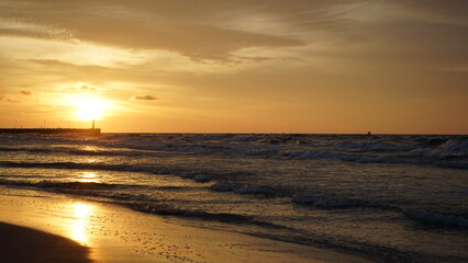 Obraz premium Sunset on the beach by the sea