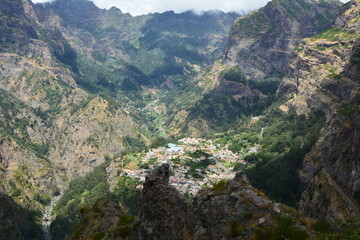 Zapierające dech widoki na wyspie Madeira – górskie szczyty, klifowe wybrzeże i turkusowy ocean © Mateusz