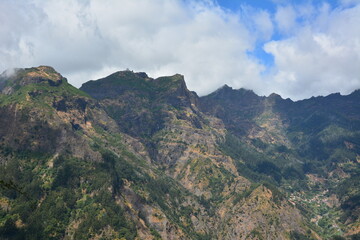 Zapierające dech widoki na wyspie Madeira – górskie szczyty, klifowe wybrzeże i turkusowy ocean © Mateusz