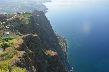 Zapierające dech widoki na wyspie Madeira – górskie szczyty, klifowe wybrzeże i turkusowy ocean © Mateusz