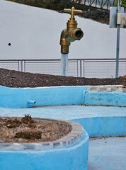 Optische Täuschung schwebender Wasserhahn im Park