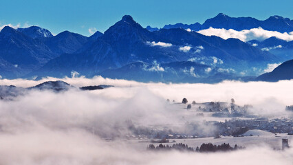 Fototapeta premium Drohnenfoto von Nebel in den Allgäuer Alpen