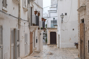 Kleine Gasse in Cisternino, Apulien