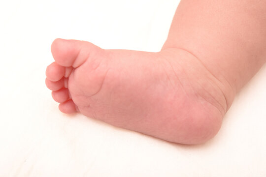 赤ちゃんの右足