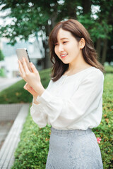Naklejka premium スマホを使う女性（アプリ） 