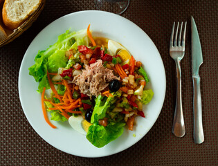 Canned tuna in lettuce heart - healthy dish for weight loss