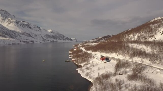 Voiture roulant sur le bord du fjord norv&egrave;ge