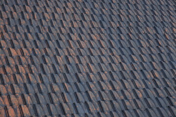 tile arrangement pattern on the roof of the house. tile pattern background. 