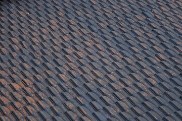 tile arrangement pattern on the roof of the house. tile pattern background. 