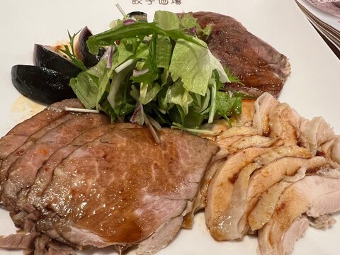 鮮度も味も悪い不味い肉と野菜の盛り合わせ