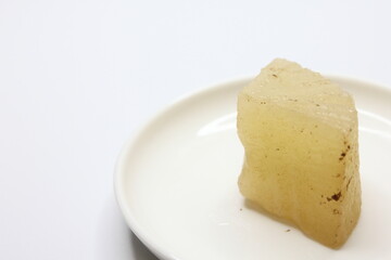 大根 (Japanese radish): 日本の冬の風物詩、おでんの大根。