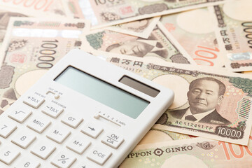 たくさんのお金と電卓
