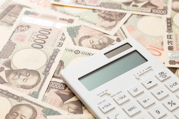 たくさんのお金と電卓