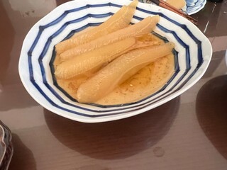 青と白のストライプの皿に盛られた数の子