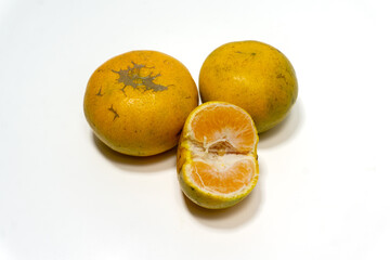 Medan tangerine (Citrus reticulata) is a popular Indonesian citrus known for its sweet, juicy, and fragrant flesh. It has a bright orange color, easy-to-peel skin, rich in vitamin C and antioxidants.