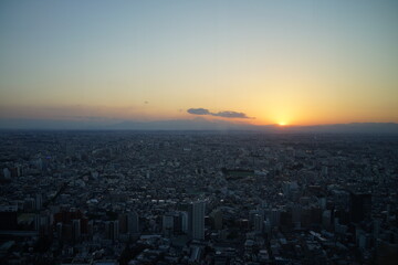 巨大都市に沈む夕日