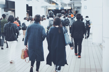 Obraz premium 電車通勤する人々