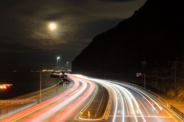 道路の車の光跡（大分県別府市）