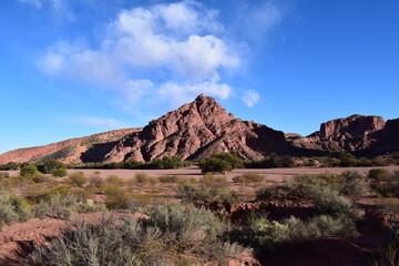 Paisaje de montaña y rocas coloradas