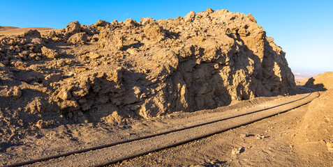 Linea f&eacute;rrea cruzando el &aacute;rido desierto de Atacama uniendo Chile con Bolivia