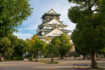Naklejka premium Osaka Castle on a sunny autumn morning, Osaka, Japan