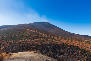 小浅間山から望む秋の浅間山