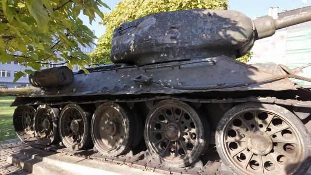 View of soviet T-34 tank, world war II, artillery gun on armored turret, offensive strategy on battlefield - 4K