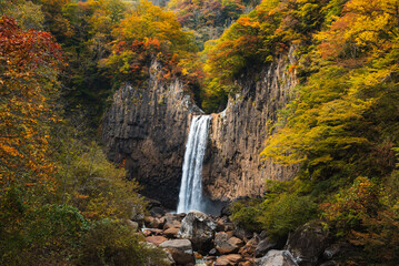 紅葉に染まる苗名滝