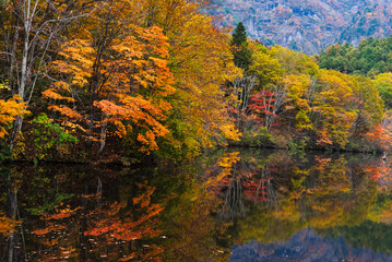 水面に紅葉が写り込んだ戸隠鏡池