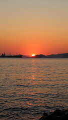 일몰, 일출, 태양, 배, 해, 바다, 해변, 윤슬, 빛, 반짝, 동그라미, 산, 언덕, 물결, 자유, 휴식, 힐링, 하루, 공장, 연말, 연초, 12월31일, 12월, 겨울, 겨울바다, 여름,