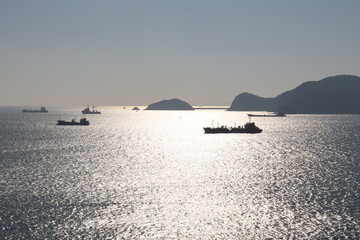 대한민국, 부산, 배, 햇빛, 윤슬, 바다, 해안, 화물선, 산, 언덕, 하늘, 경쾌,