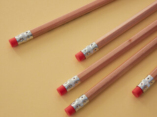 色紙の上に木の色の鉛筆と消しゴムの様子