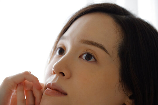 若い女性のよりの顔