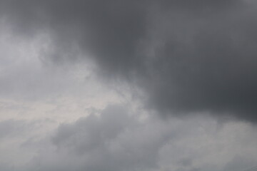 背景素材くもり空雨が降りそう空グレー悪い予感