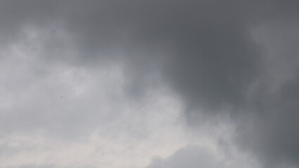 Obraz premium 背景素材くもり空雨が降りそう空グレー