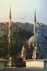 Obraz premium Historic Mosque and Minarets in Istanbul with Modern Cityscape