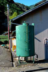 製茶工場の緑色のガスタンク