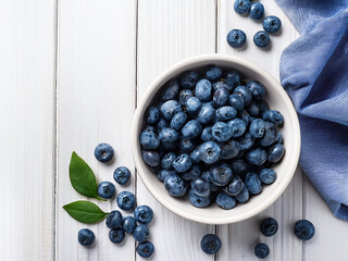 Taz&oacute;n de ar&aacute;ndanos frescos sobre mesa de madera blanca con hojas de menta
