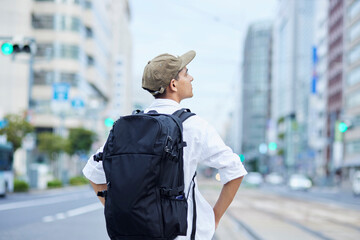 旅行を楽しむインバウンド観光客のインド人男性